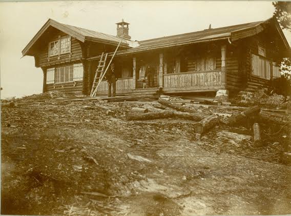 Høiåshytta under bygging, mest sannsynlig 1903. Er det arkitekt Wilhelm Shurke som står i bildet? Halden Skiklubbs arkiver.