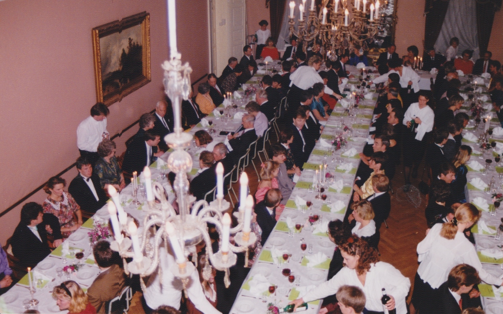 Skiklubbens 100års jubileum i 1991 ble feiret med middag på Haldens klub. Halden skiklubbs arkiv, Høiås.