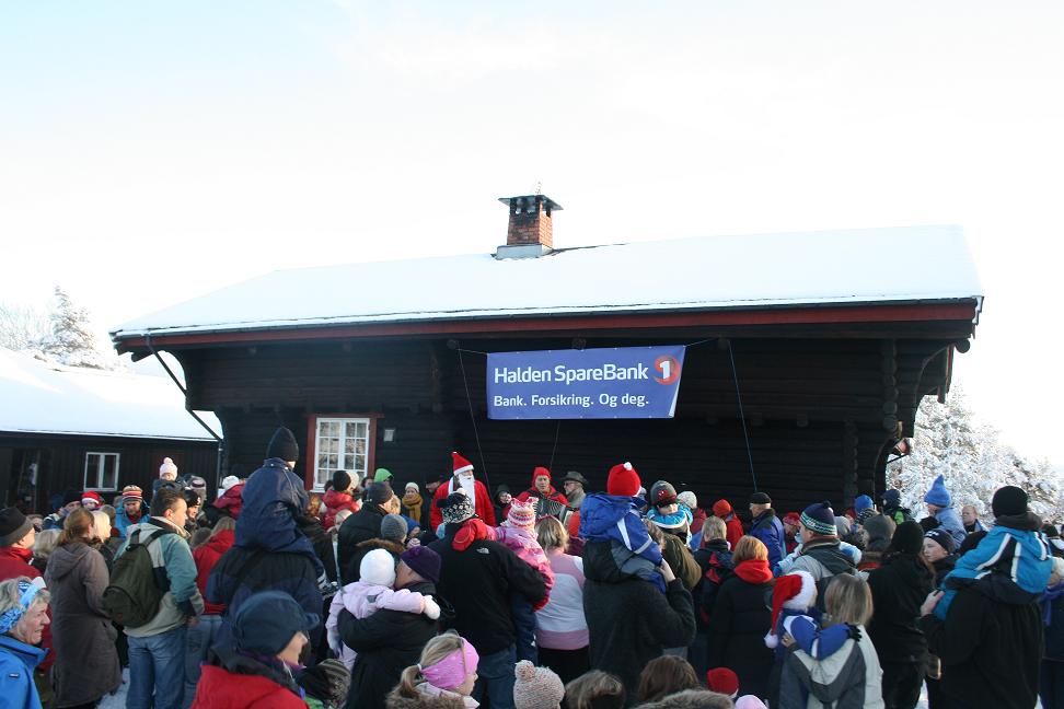 Mange mennesker besøkte Høiås i snøen.