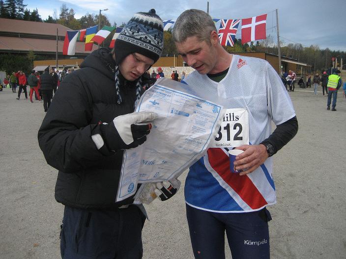Hallvard og Jens Erik diskuterer kart.