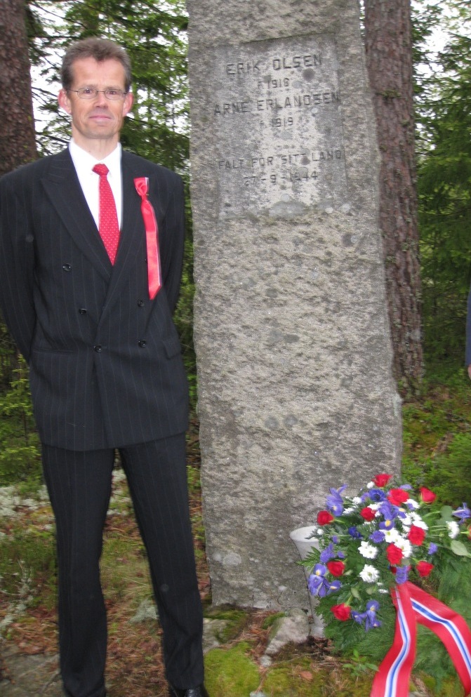 Arnt Edvin foran minnestøtta