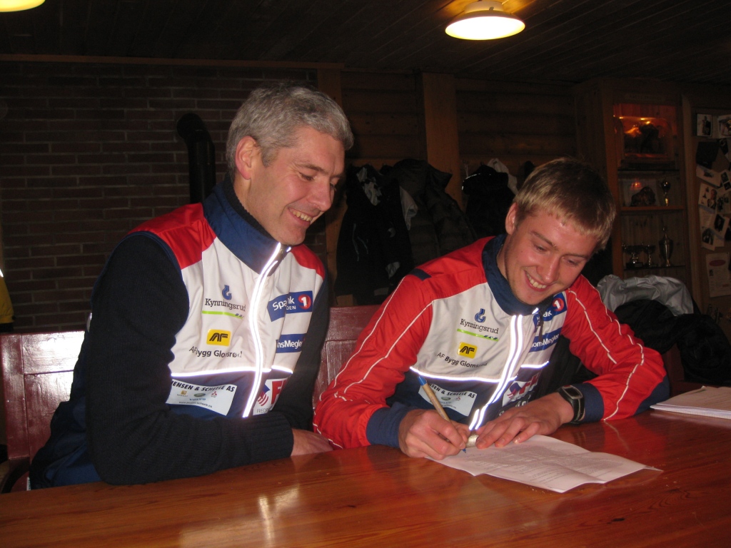 Olav_signering_kontrakt_2011